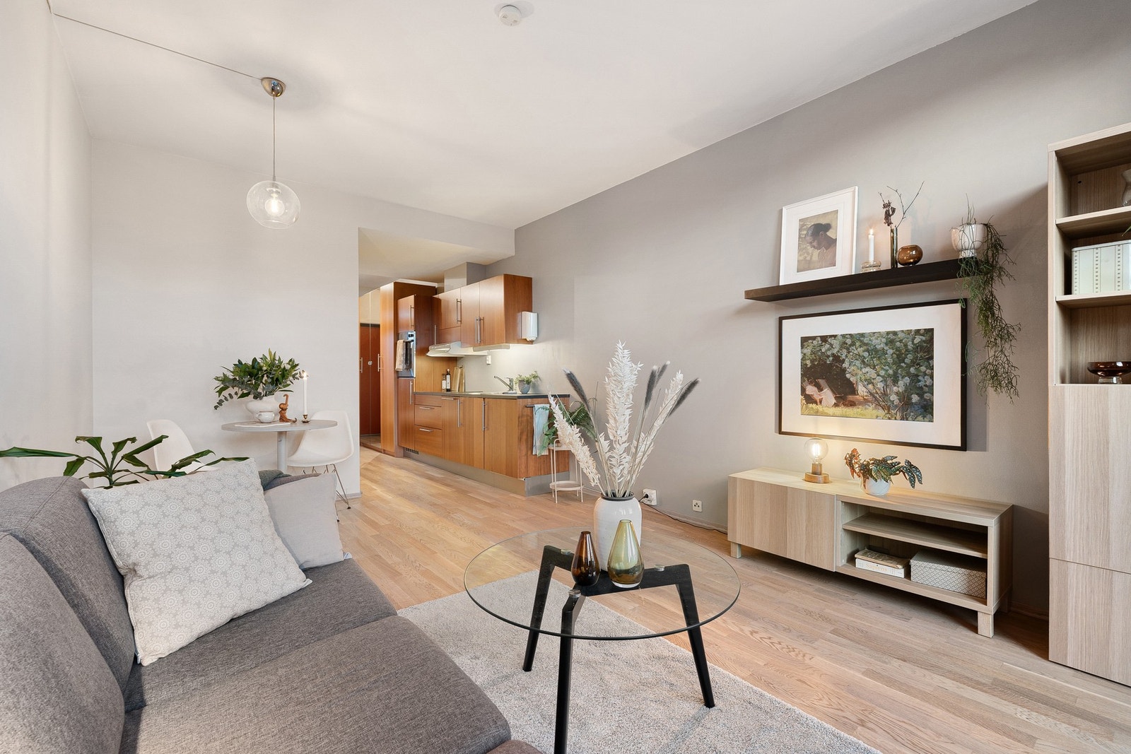 Her har du svært lave fellesutgifter som inkl. fjernvarme, kabel-tv, internett etc. Galleribilde