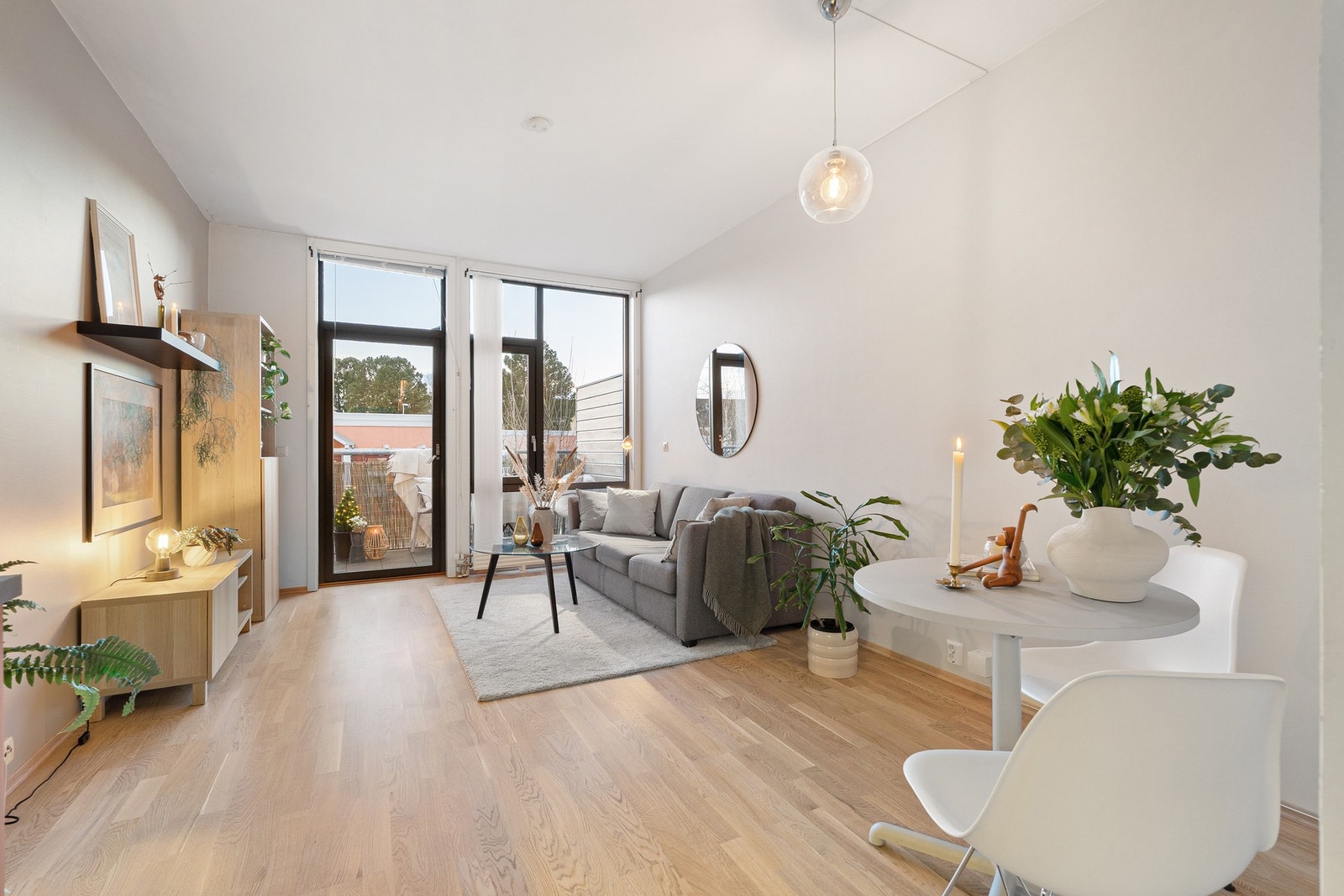 Svært god takhøyde kombinert med store vindusoverflater skaper en god og luftig atmosfære. Galleribilde