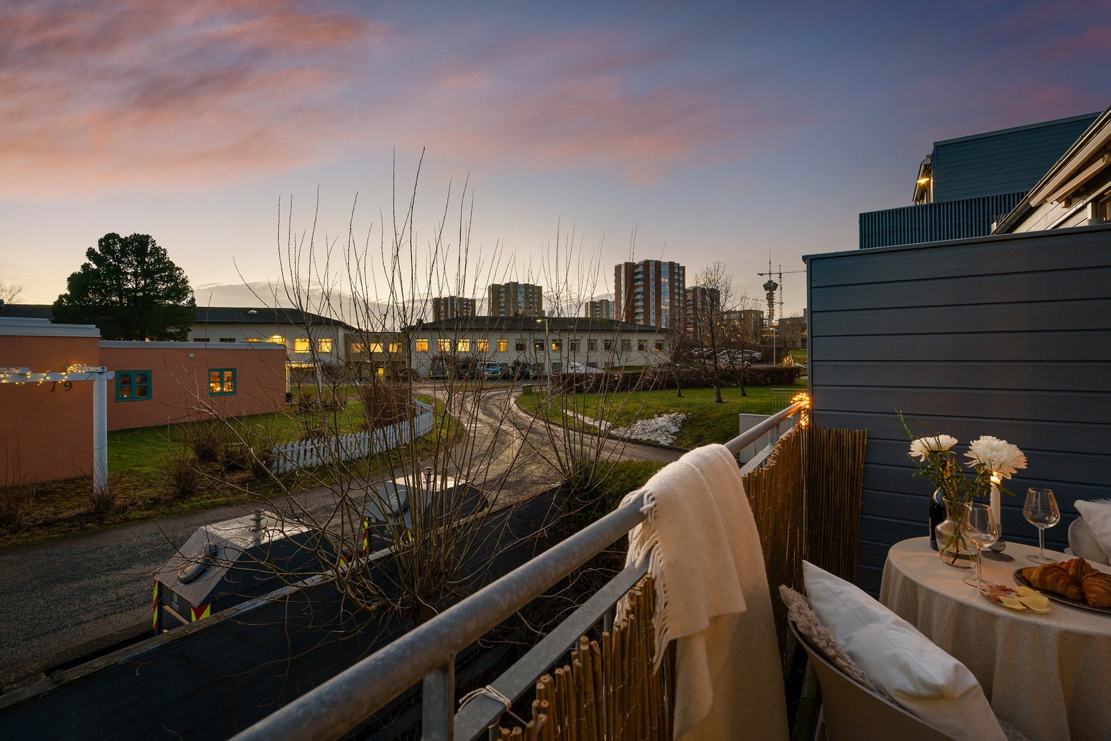 Leiligheten ligger fint til i byggets andre etasje, sameiet ligger i ende av blindvei med lite trafikk. Galleribilde