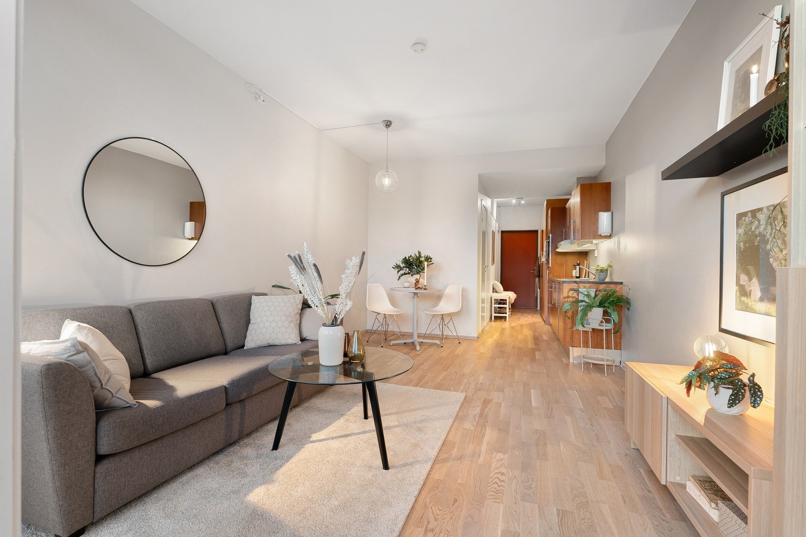 Leilighetens fargetoner er lune og moderne, og harmonerer godt med det lyse parkettgulvet. Galleribilde