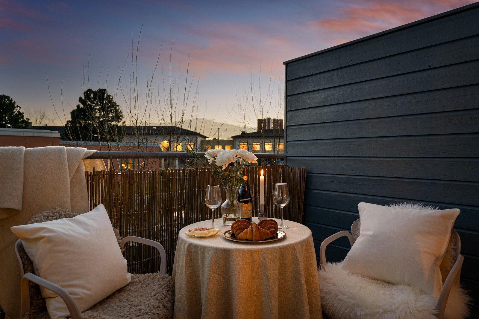 Innbydende balkong med plass til hyggelige stunder - perfekt for morgenkaffen eller et glass vin i solnedgangen. Galleribilde