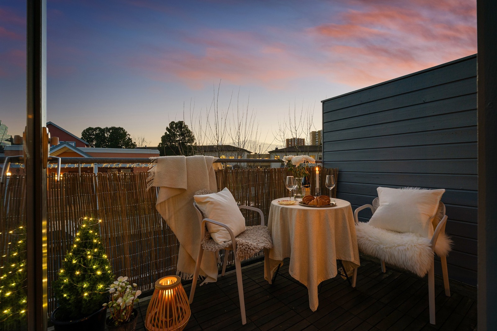 Balkongen er på 6m² og har plass til enkel utemøblering. Galleribilde