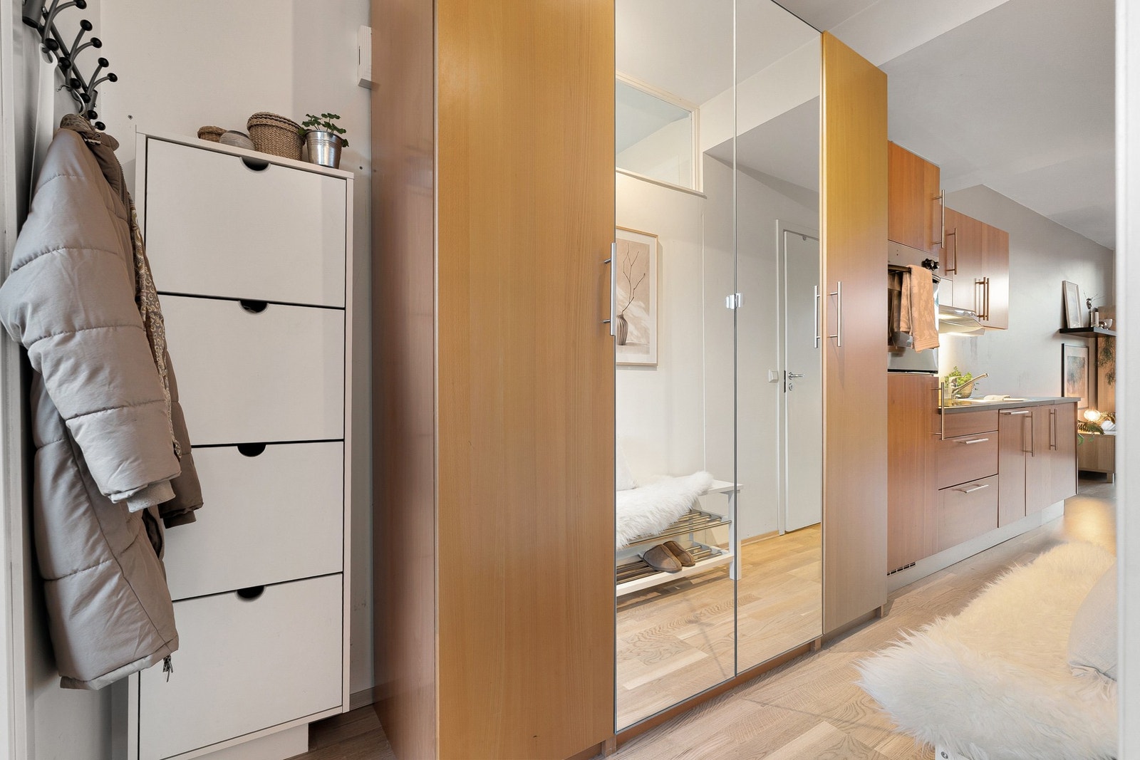 Gangen har langstrakt garderobe med svært god lagringsplass for både klær, yttertøy, støvsuger og vaskeartikler. Godt gjennomtenkte løsninger. Galleribilde