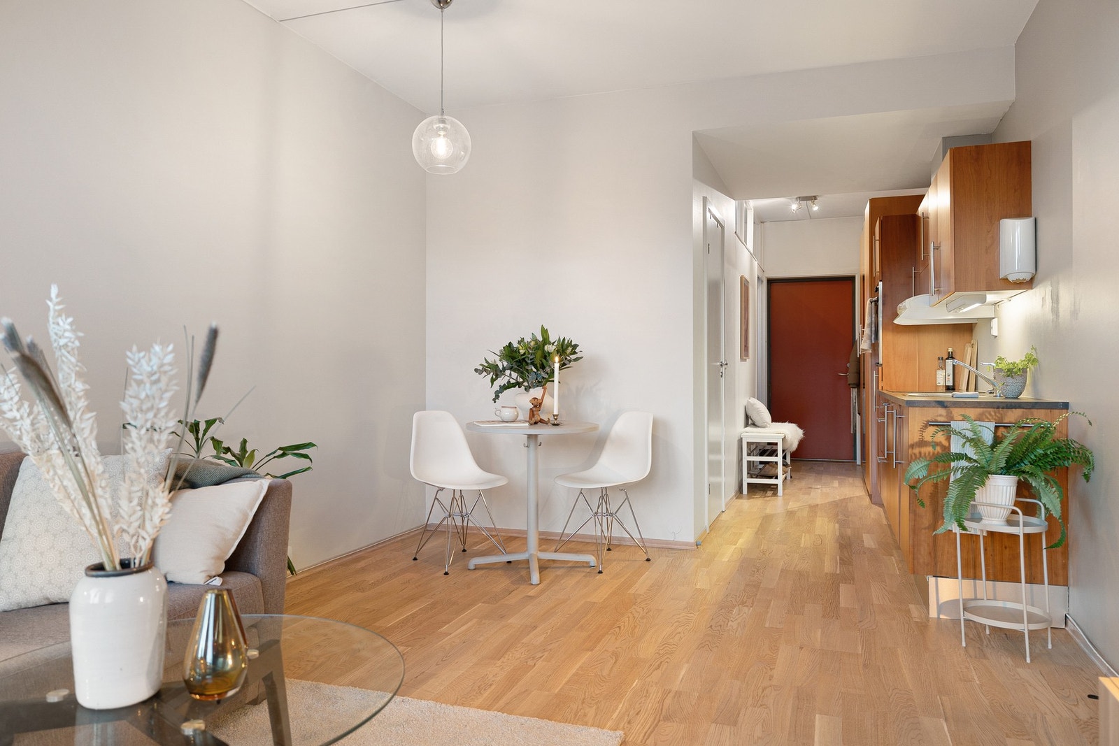 Her er det god plass til spisegruppe, sofa, stue- og TV-bord. Galleribilde