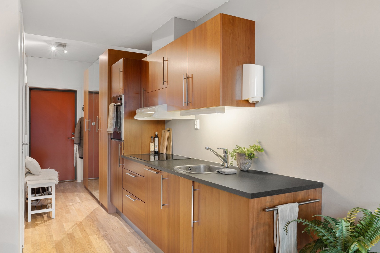 Kjøkkeninnredningen har plane fronter og laminat benkeplater. Galleribilde