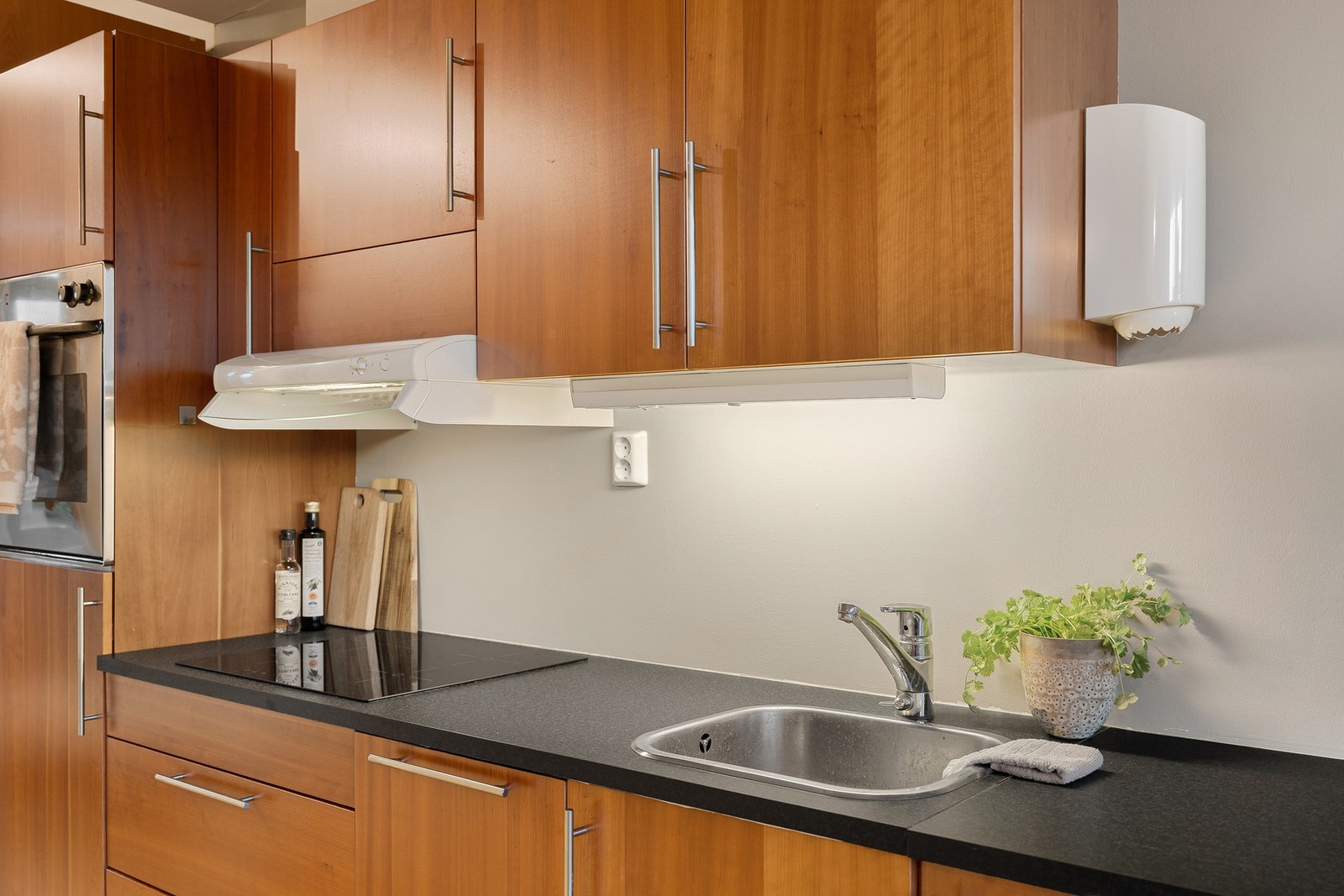 Av utstyr finnes bl.a integrert platetopp, stekeovn, oppvaskmaskin, fryseskap og kjøleskap Galleribilde