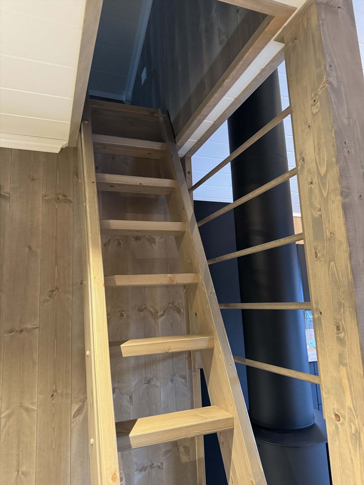 Trapp opp til hems. Galleribilde