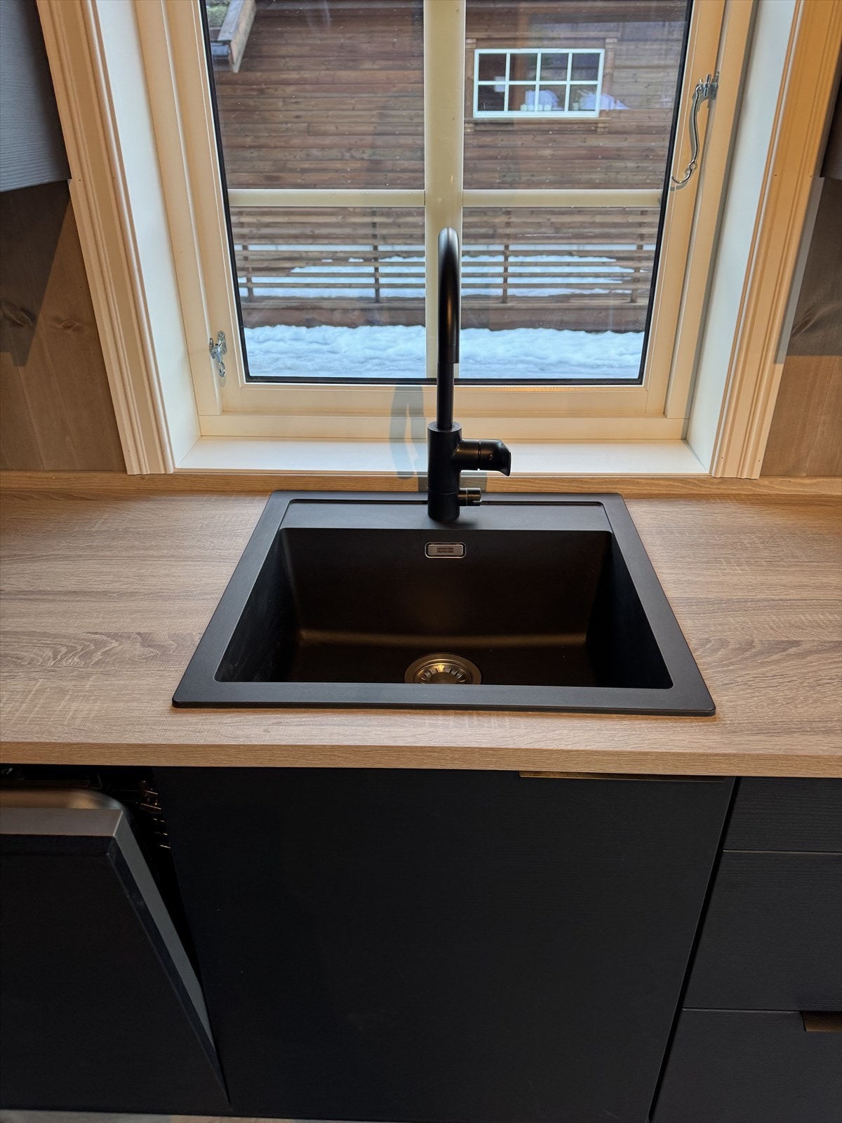 Vask og armatur i svart utførelse som står i stil med resten av kjøkkenet. Galleribilde