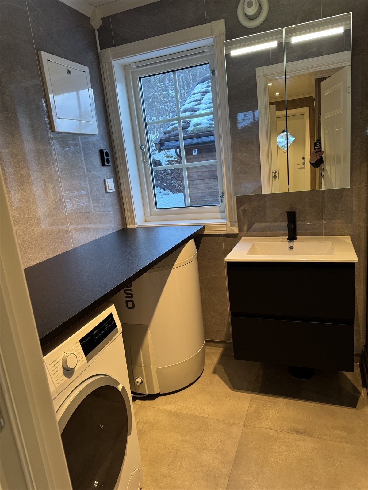 Det er også praktisk opplegg til vaskemaskin og arbeidsplass. Galleribilde