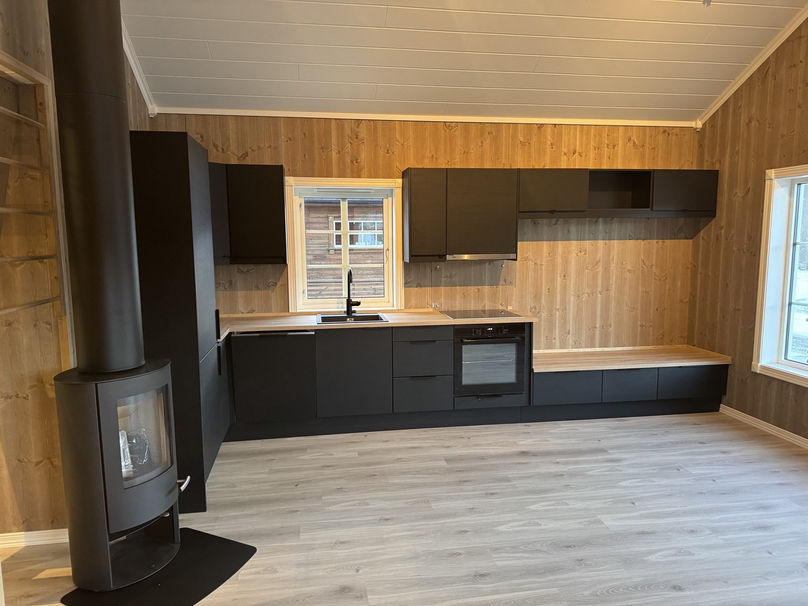 Innholdsrikt kjøkken med sittebenk - perfekt løsning til spisebord. Galleribilde