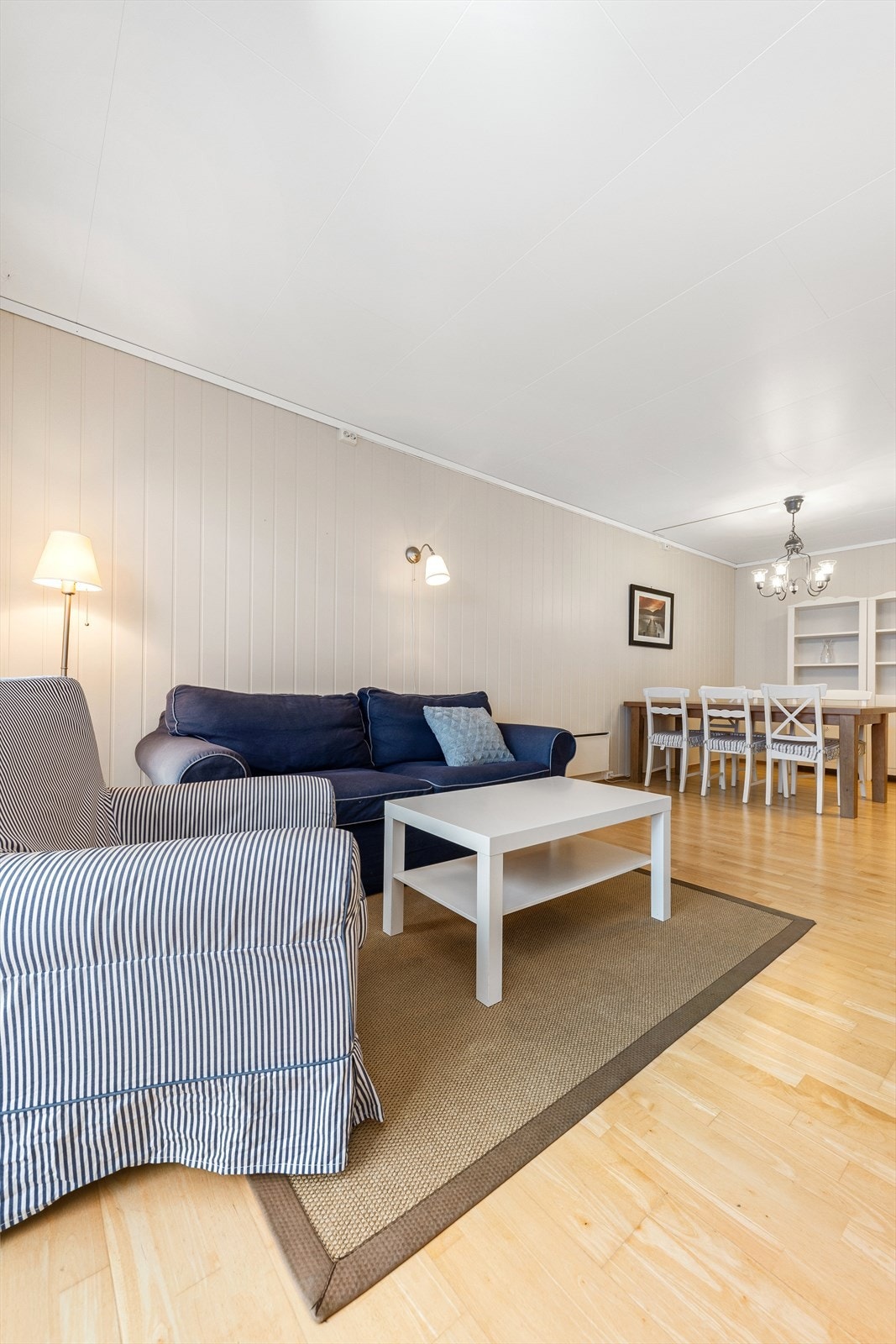 Stuen er koselig og har utgang til en terrasse, hvor du kan nyte utsikten over området. Galleribilde