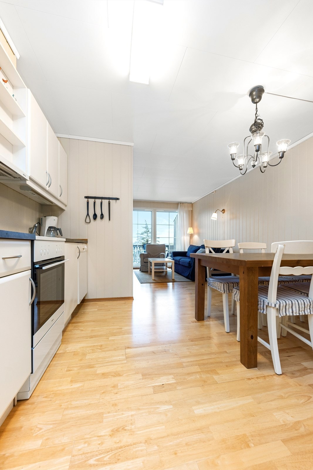 Kjøkkenet er moderne og praktisk med innredning som har glatte fronter Galleribilde