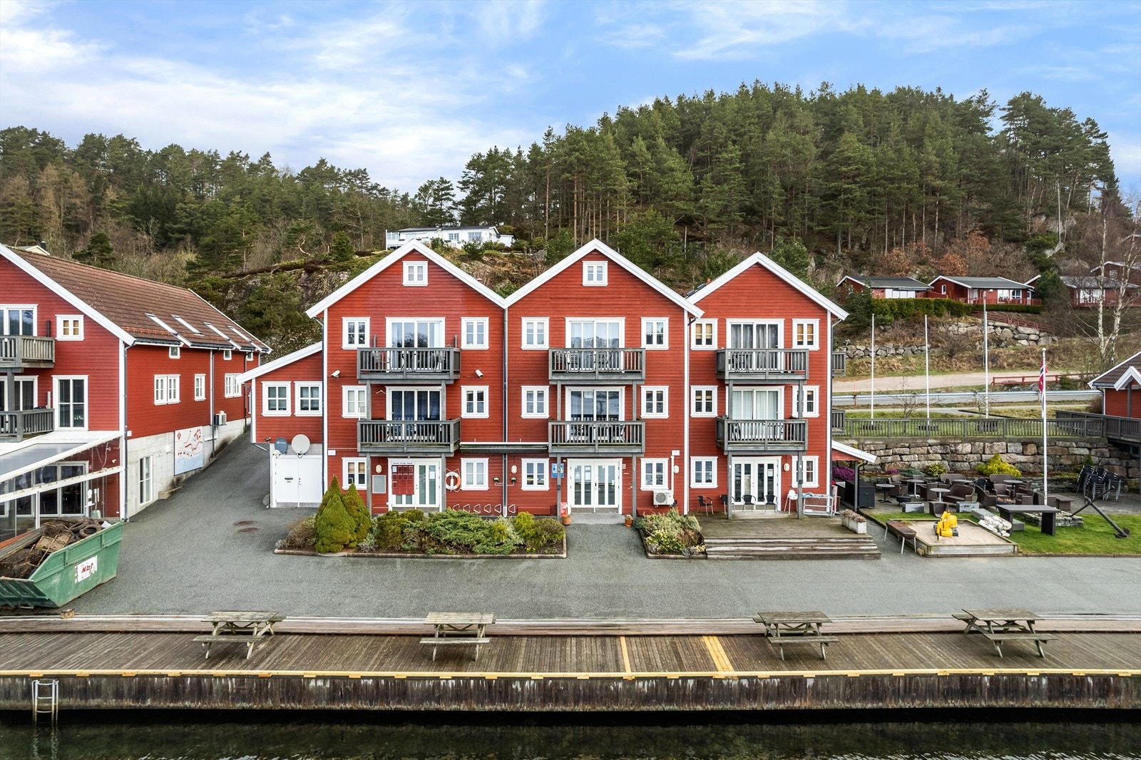 Tregde Feriesenter med sommeråpen butikk, café, restaurant, basseng, sauna og lekeplass. Galleribilde