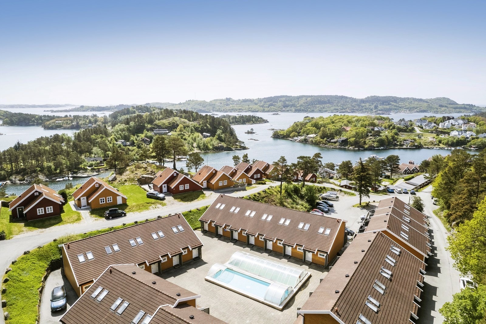 Fint opparbeidet fellesområde med badebasseng Galleribilde