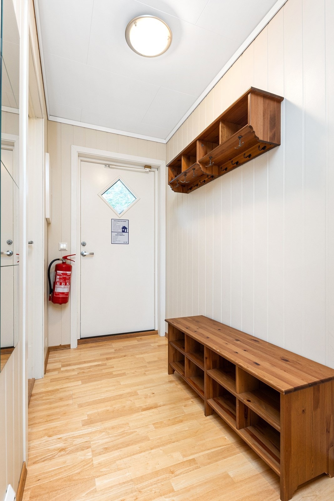 Entré med god plass til å henge av seg yttertøy Galleribilde