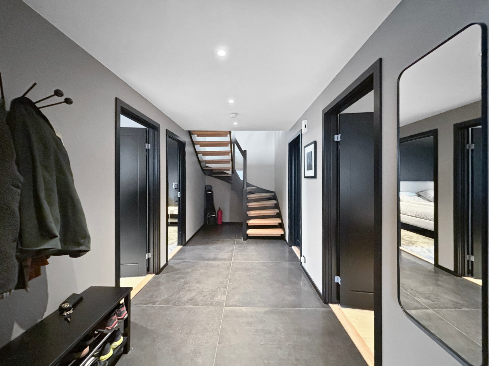 Flott flislagt inngangsparti med spotter i taket og varmekabler i gulvet. Galleribilde