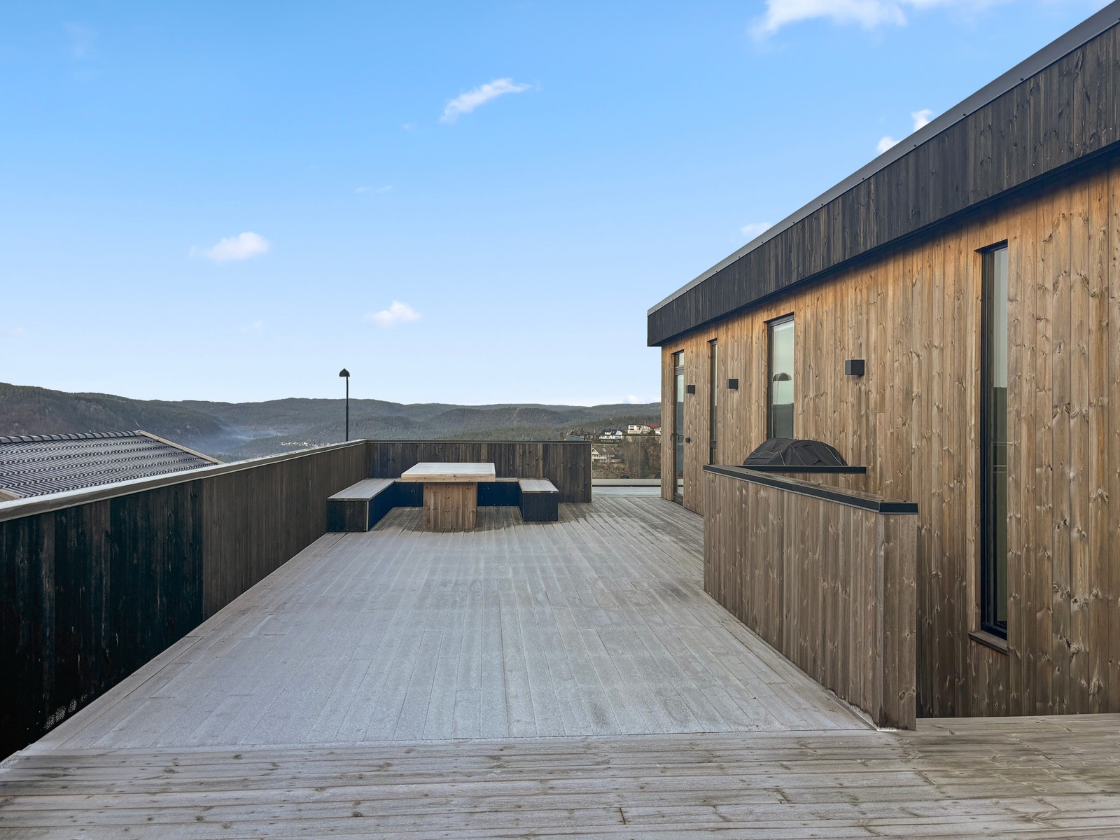 Veranda med god plass til utemøbler. Galleribilde