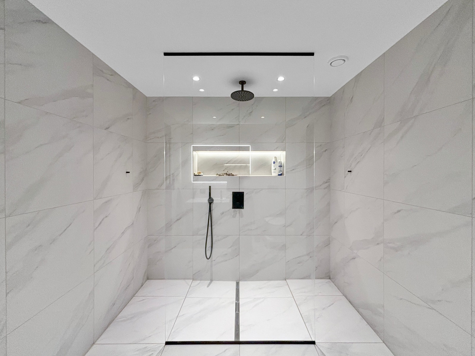 Dusjen er moderne med takdusj og fastmonter glassvegg. Galleribilde