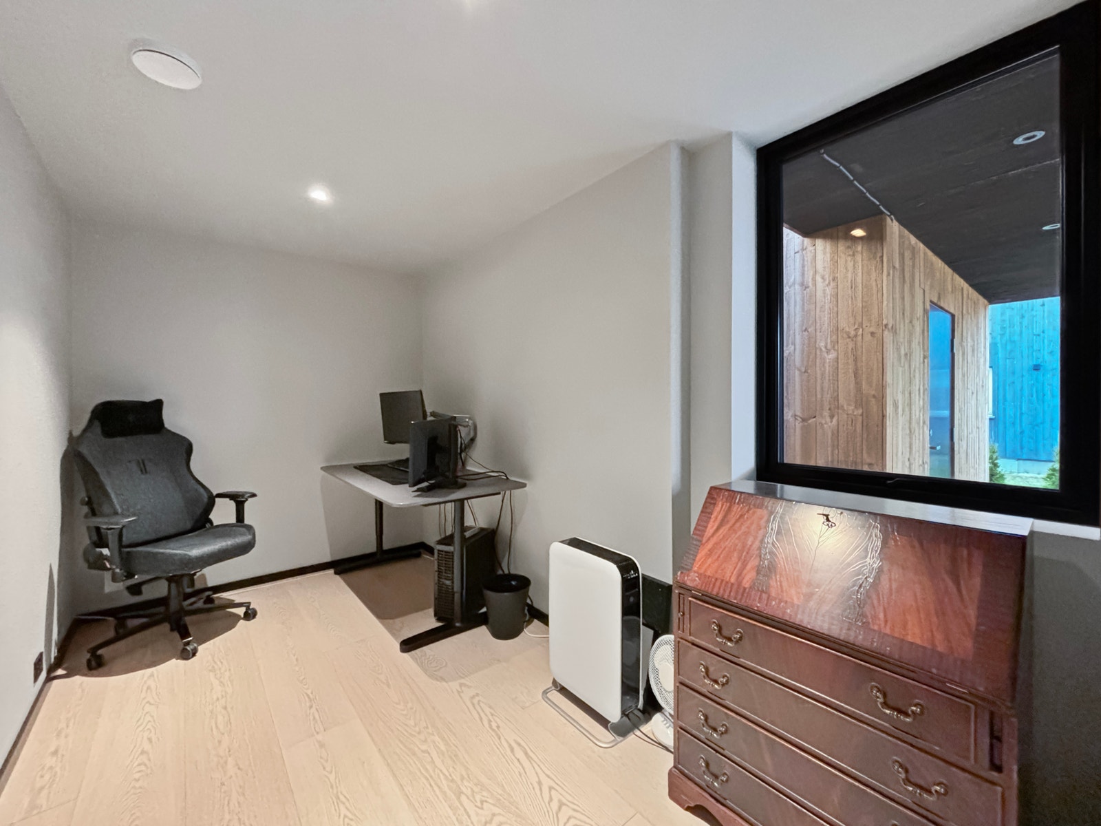 Soverom nr 1.
Med lys og behagelig farge på veggen og parkett på gulvet. Galleribilde