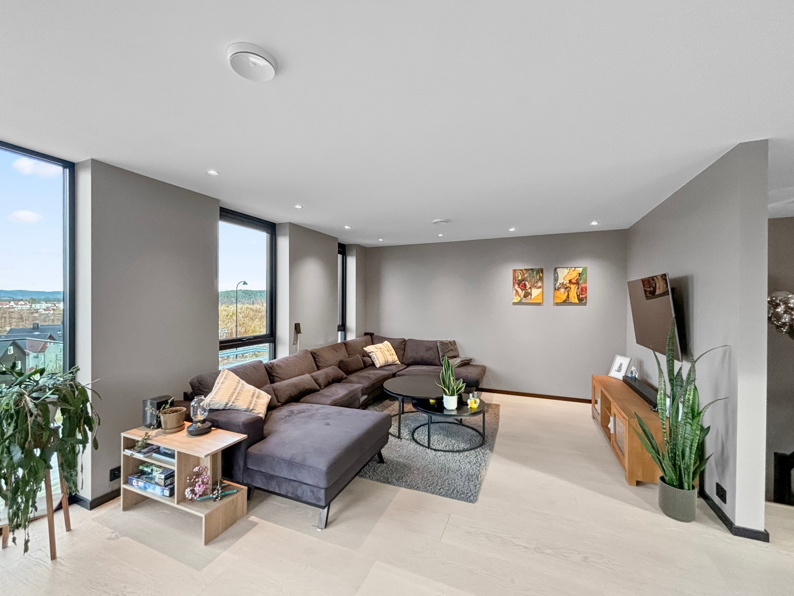 Stuen er lys med store vindusflater. Galleribilde