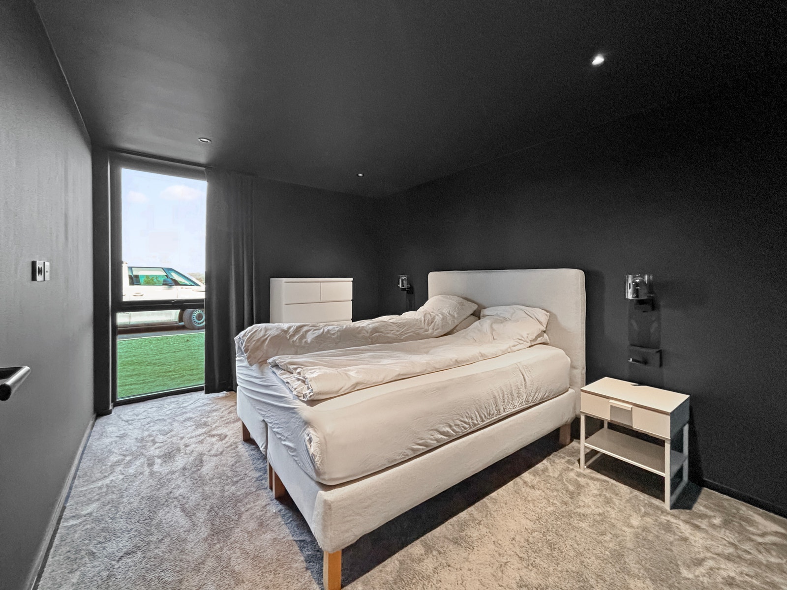 Soverom nr 3.
Hovedsoverom har mørk farge på vegger og tak samt et fint og behagelig teppe på gulvet. Galleribilde