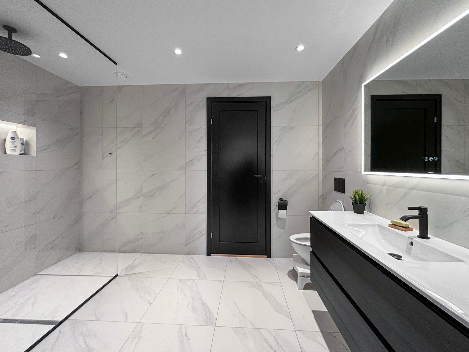 Baderom i første etasje, men inngang til vaskerom/teknisk rom. Galleribilde