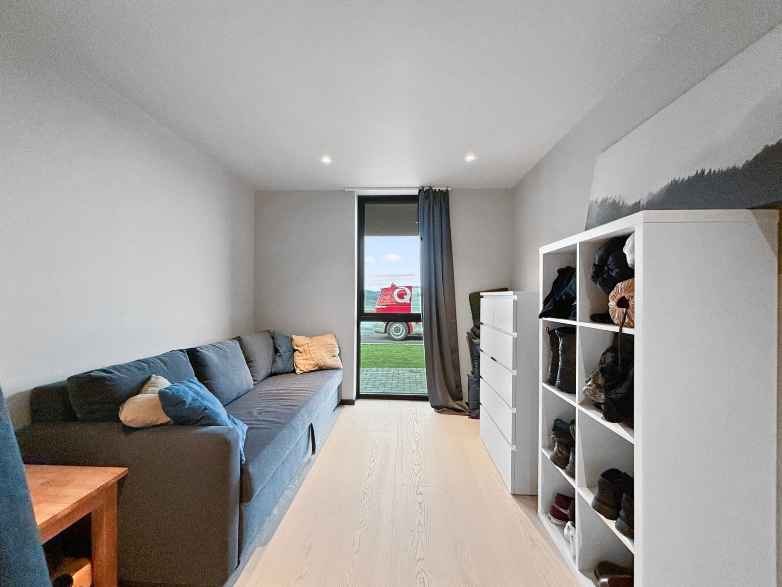 Soverom nr 2. har også lys farge på veggen med parkett på gulvet. Galleribilde