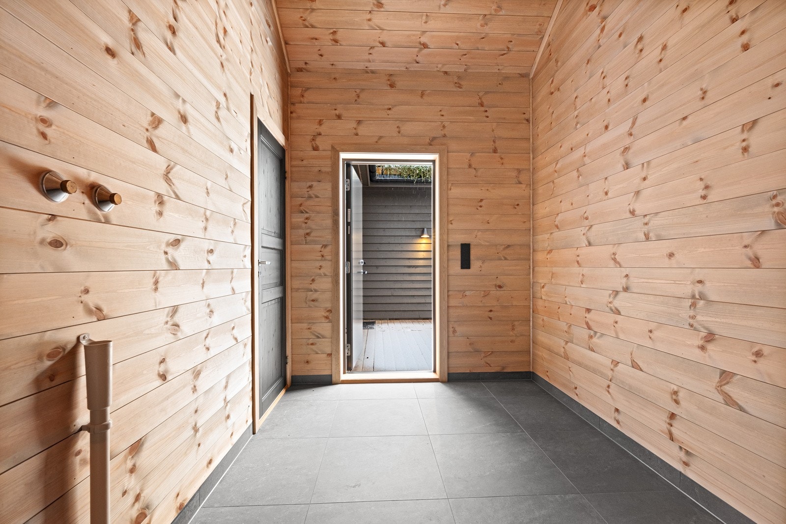 Superpraktisk med eget vaskerom for enkel logistikk på hytten. Vaskerommet/skitallen har innvendig og utvendig tilgang. Galleribilde