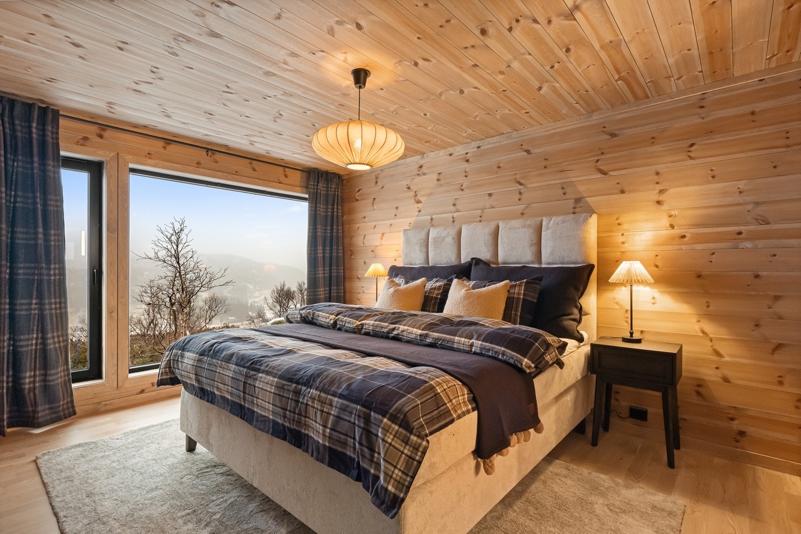 Hovedsoverom med privat bad og egen walk-in garderobeløsning. Galleribilde