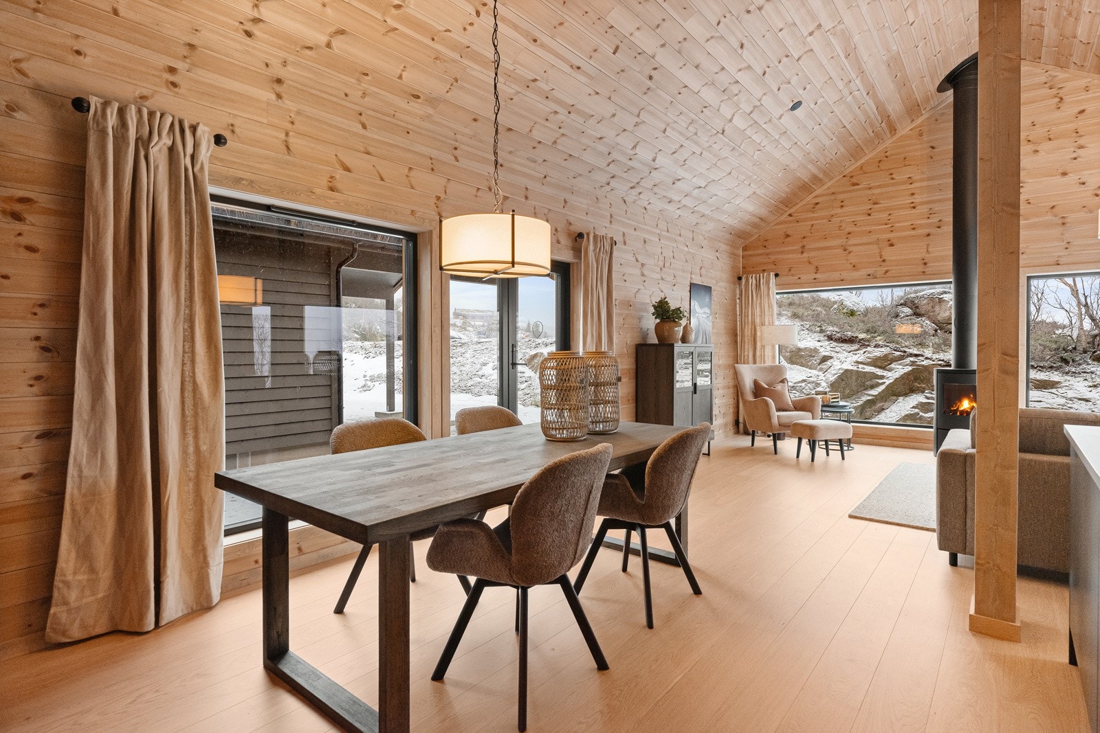 Spisebord plassert ved utgang til vestvendt uteområdet som er veldig skjærmet og lunt. Galleribilde