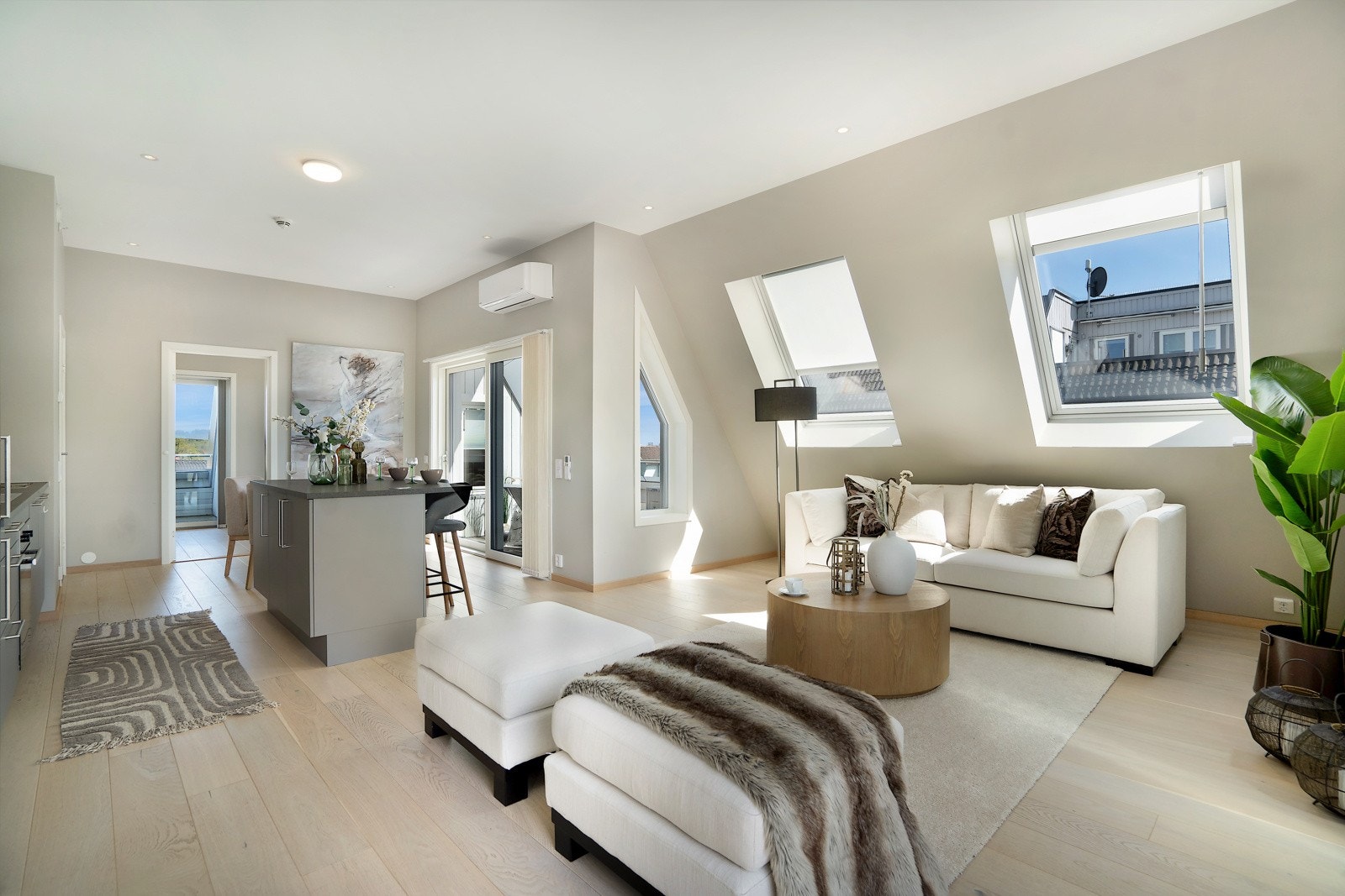 Legg merke til den gode takhøyden - dette bidrar til god romfølelse Galleribilde