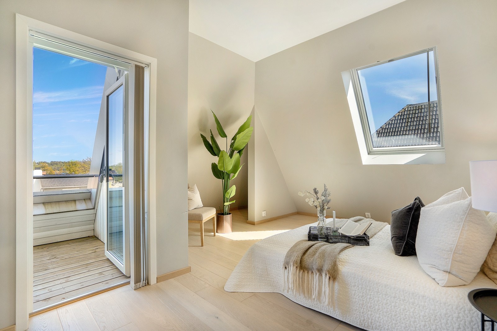 Fra master bed-room er det utgang til balkong med morgensol Galleribilde