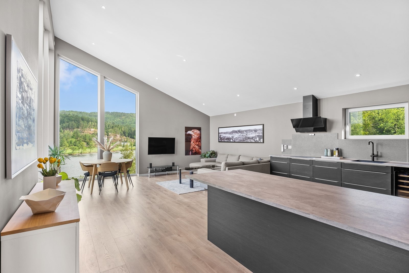 Luftig og lyst med store vinduer og god takhøyde. Galleribilde