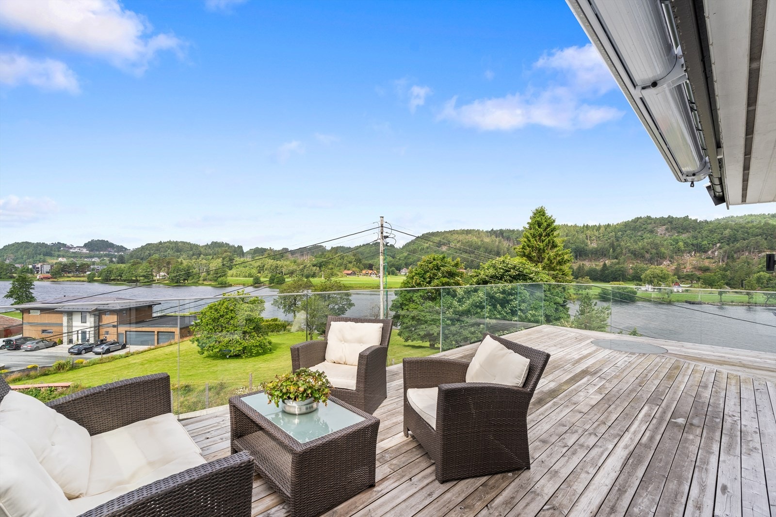 Eneboligen ligger høyt og fritt til, med nydelig utsikt Galleribilde