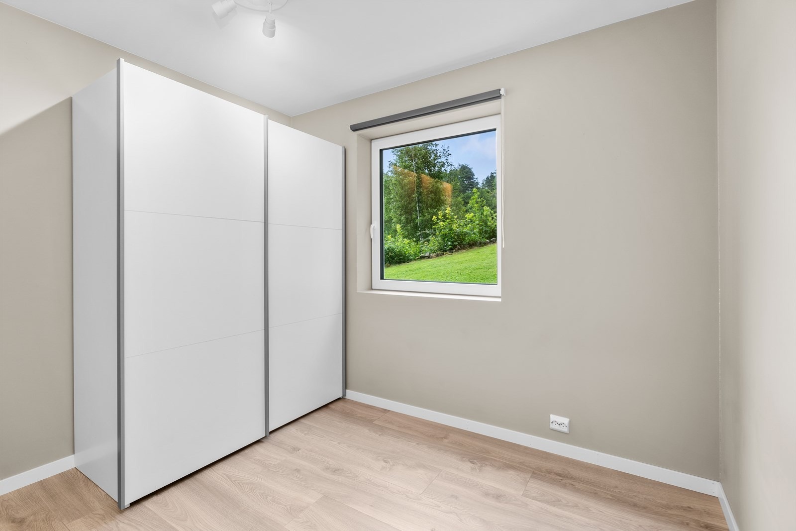 Soverom i utleiedel med god plass til oppbevaring Galleribilde