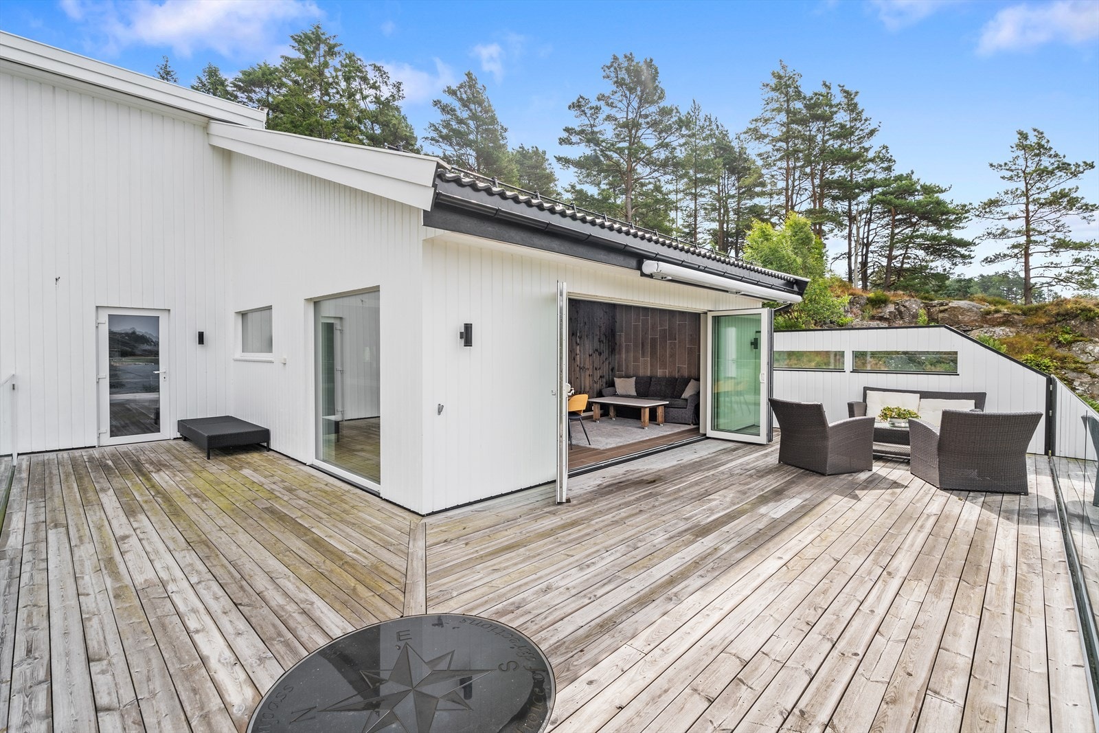 Moderne vinterstue som går direkte ut mot til terrassen Galleribilde