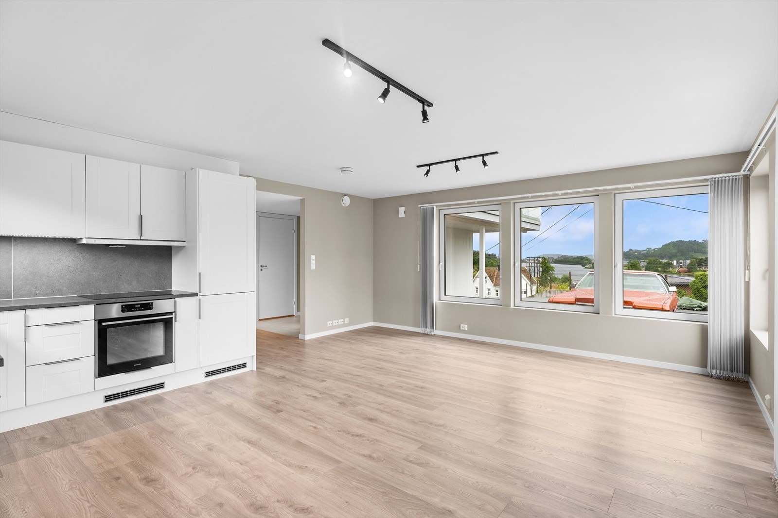 Store vinduer som skaper en luftig og åpen romfølelse Galleribilde