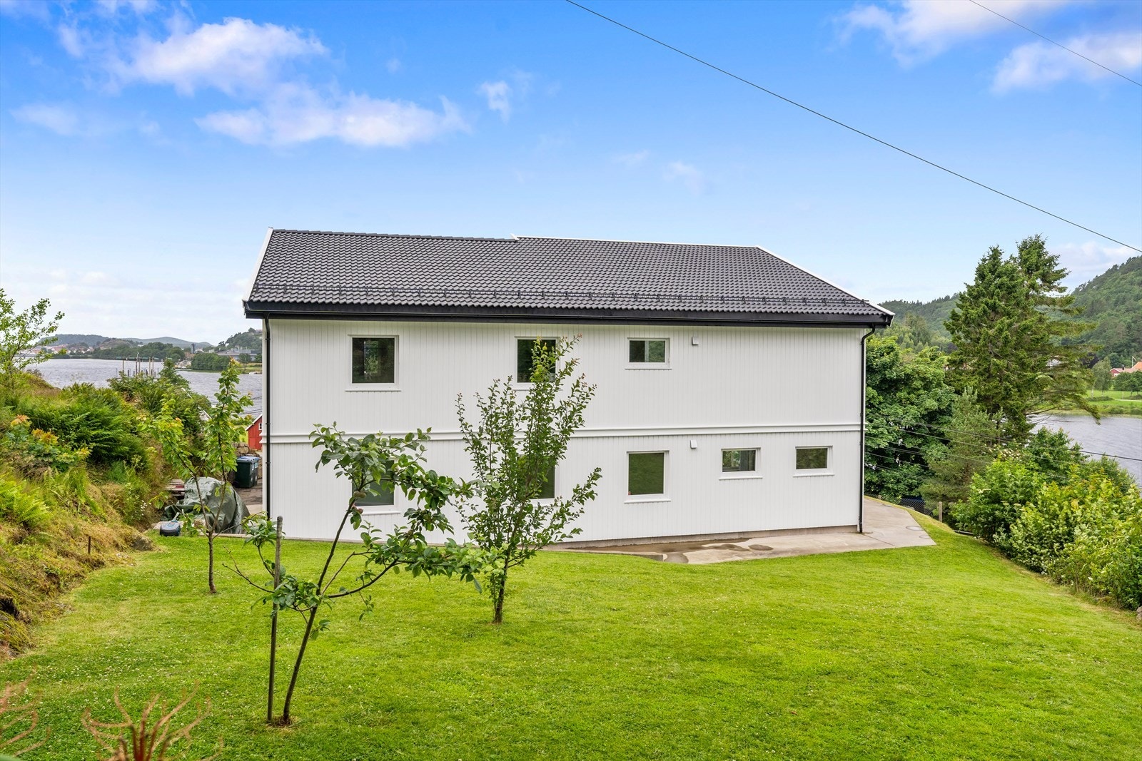 Trivelig hage med god plass til lek og avslapning Galleribilde