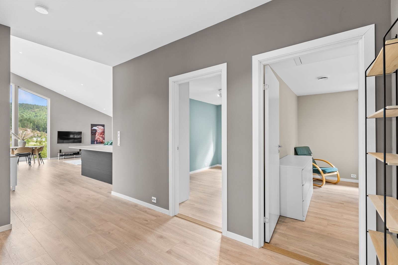 Lys og romslig etasje med god takhøyde Galleribilde