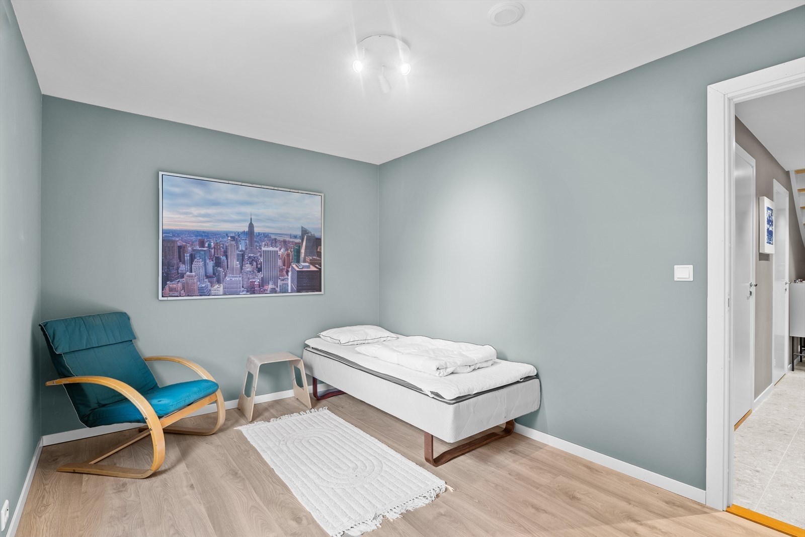 Lyst og romslig soverom Galleribilde