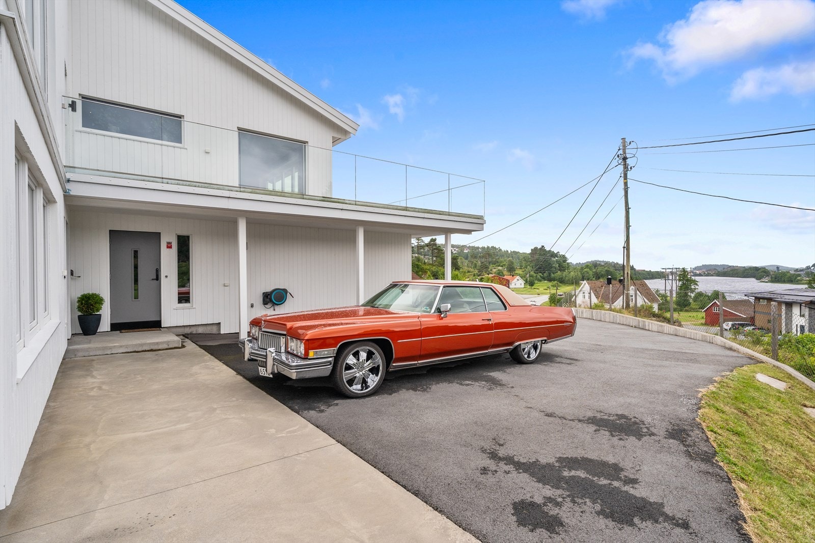 Stort tun som gir rom for parkering av flere biler Galleribilde