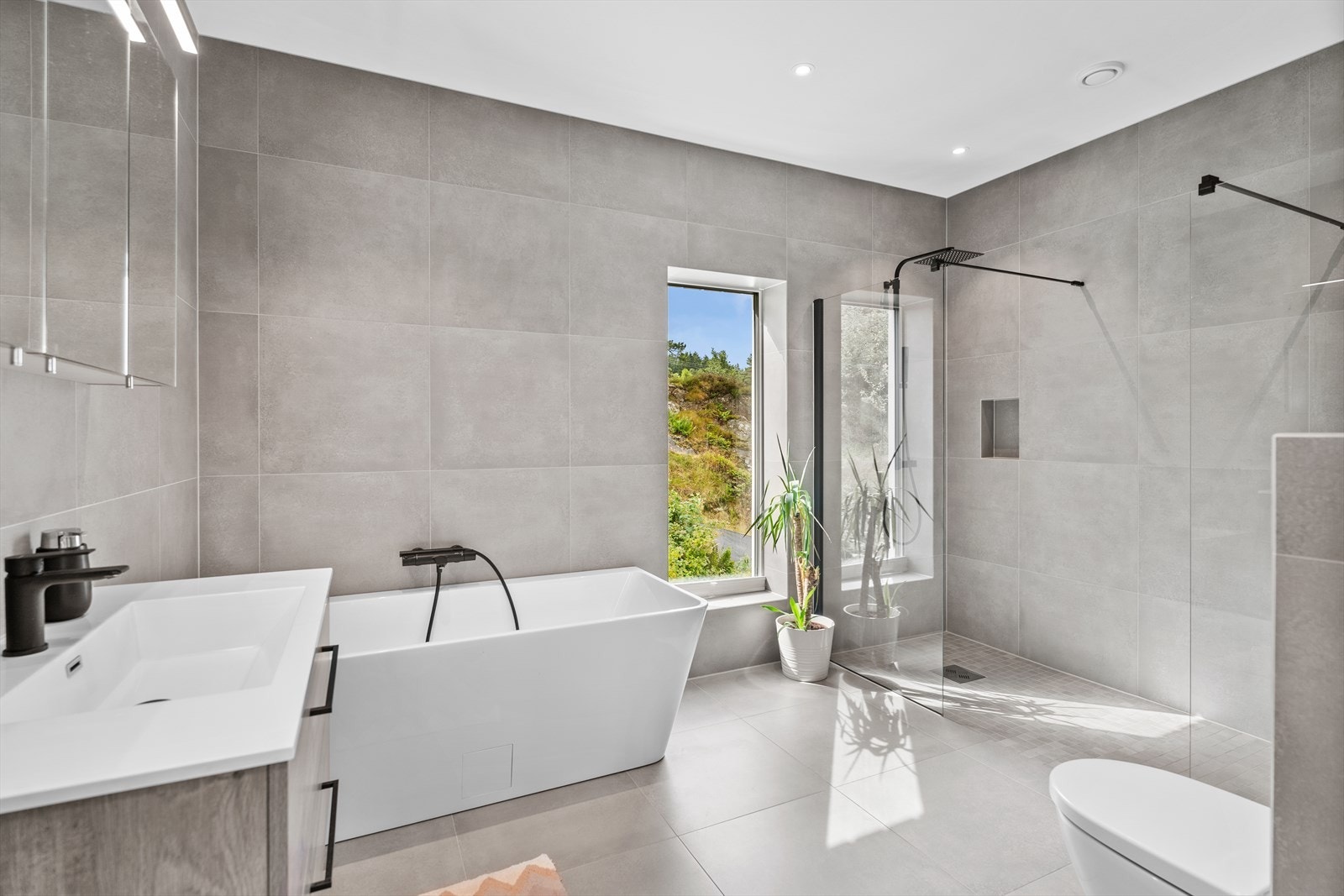 Romslig bad med badekar og dobbel dusj Galleribilde