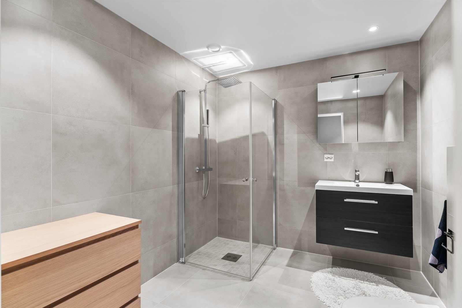 Flislagt bad med varmekabler og dusjeløsning Galleribilde