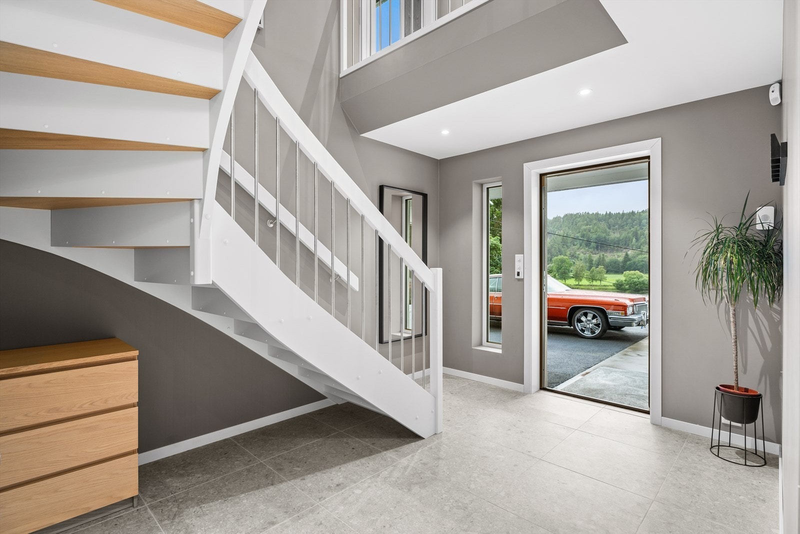 Velkommen inn i en romslig og lys entré Galleribilde