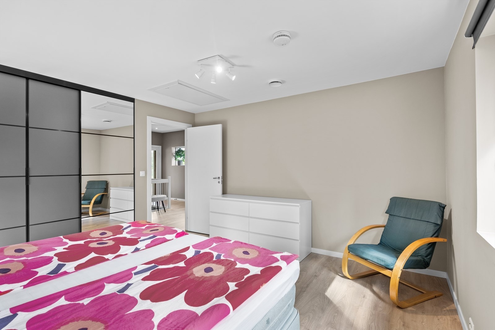 Soverom med lyse, rolige farger Galleribilde