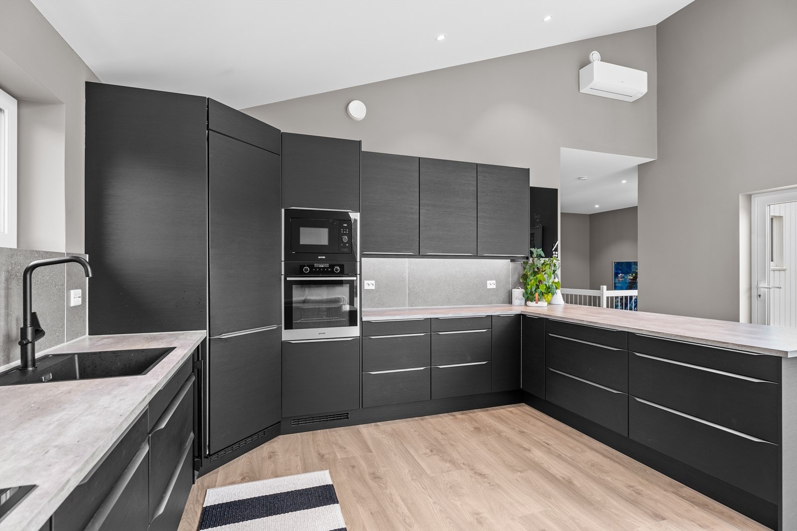 Moderne kjøkken med god skap- og benkeplass Galleribilde