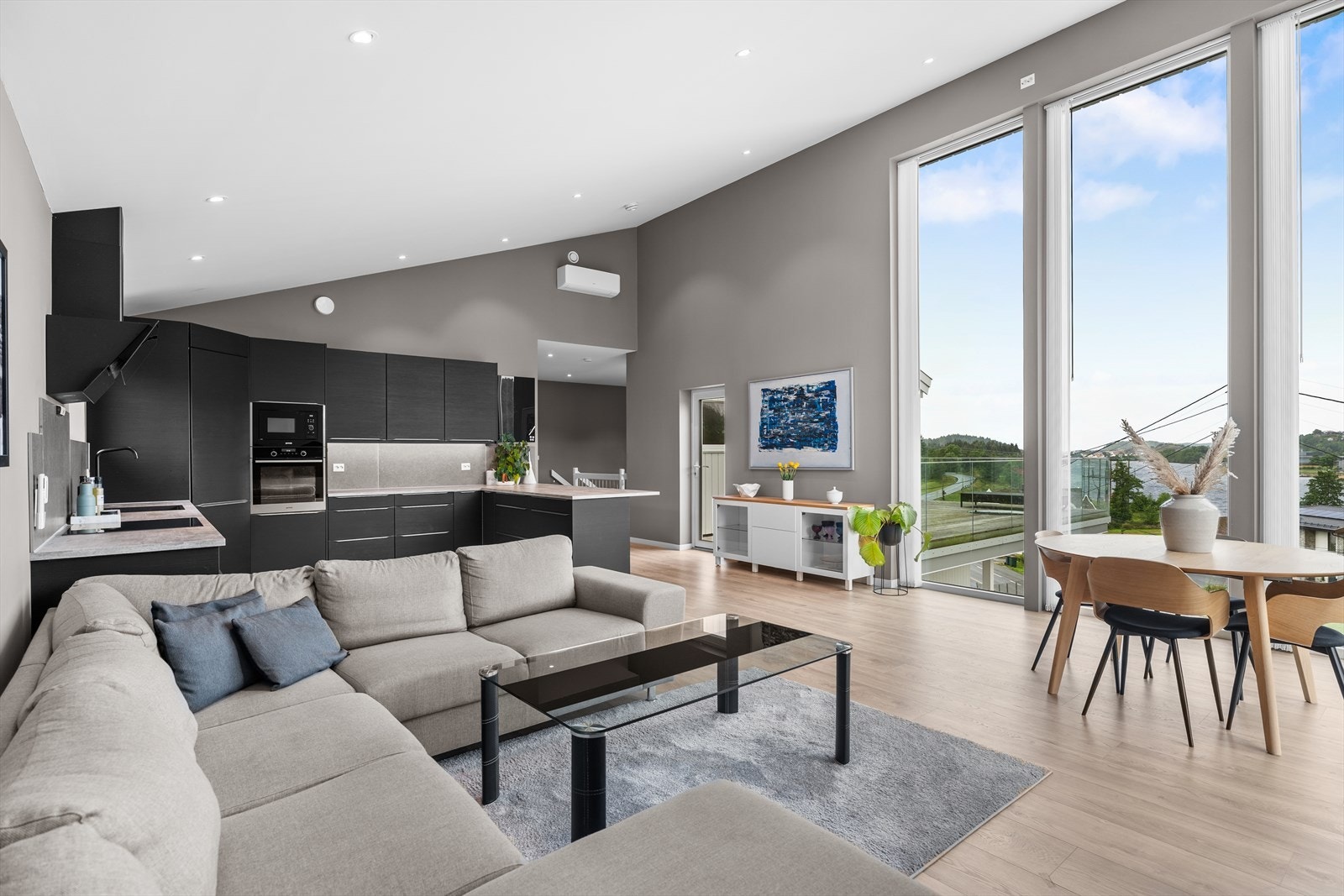 Behagelig inneklima med varmepumpe og god belysning Galleribilde