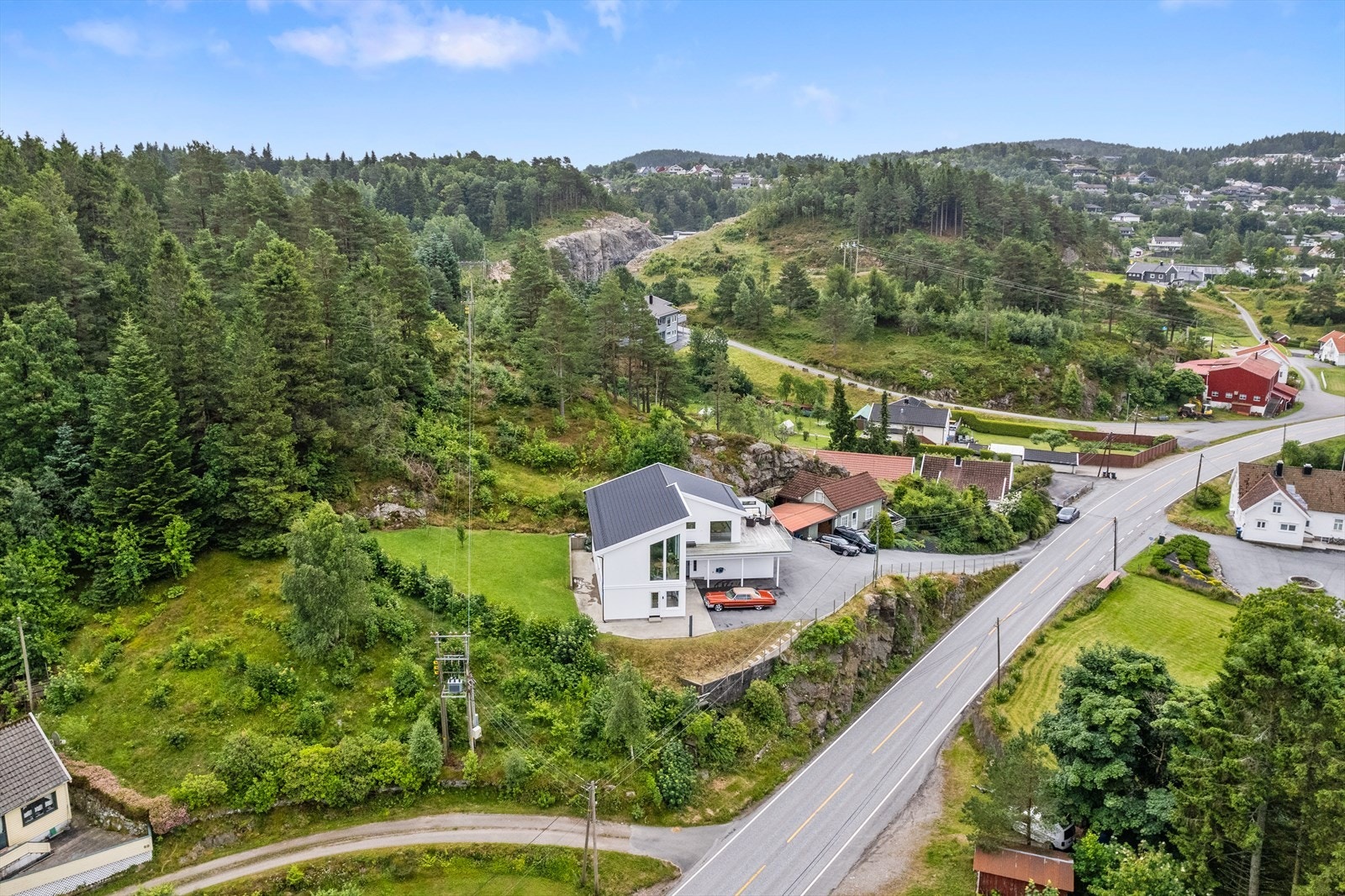 Tomtens plassering noe opp fra bakkenivå sikrer mindre innsyn, noe som gir en privat og lun uteopplevelse for familien. Galleribilde