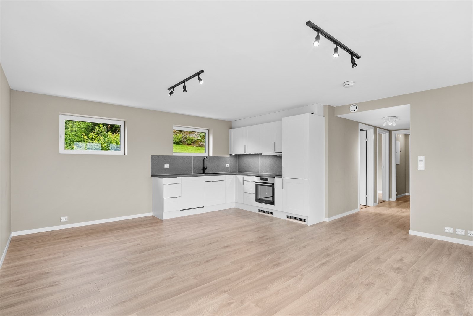 Lyst og fint kjøkken i nøytrale farger Galleribilde