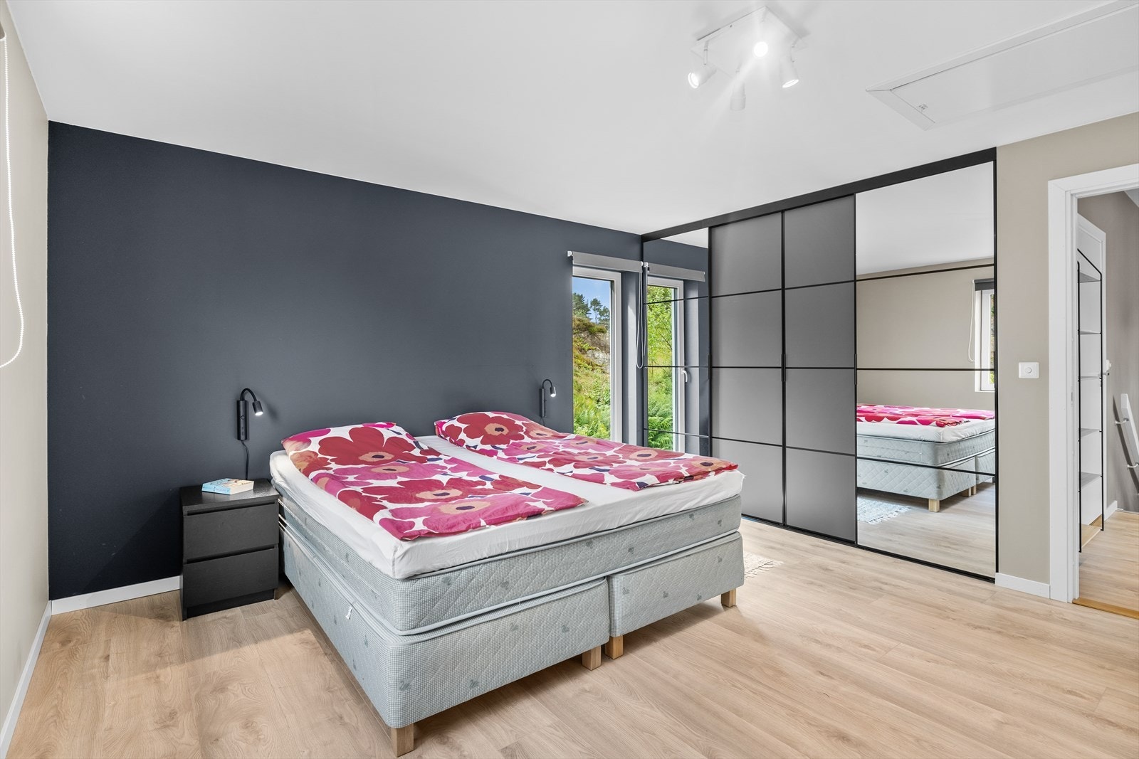 Romslig soverom med god plass til dobbeltseng og garderobeskap Galleribilde